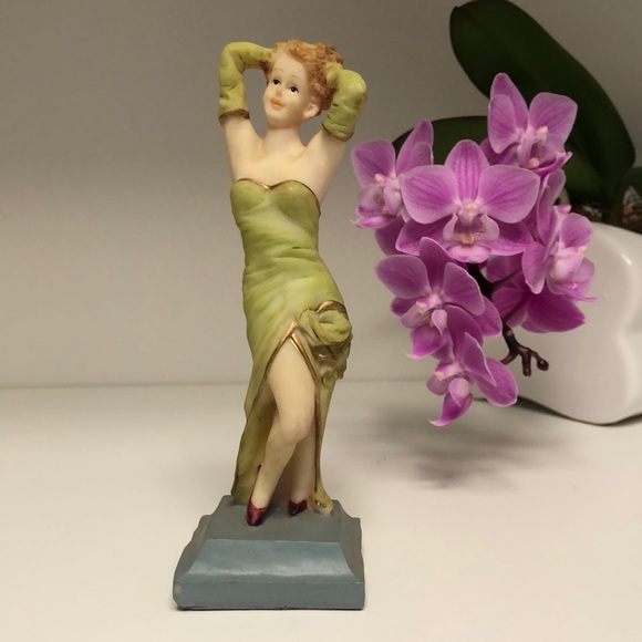 k’s collection Other - VNTG Lady figurine